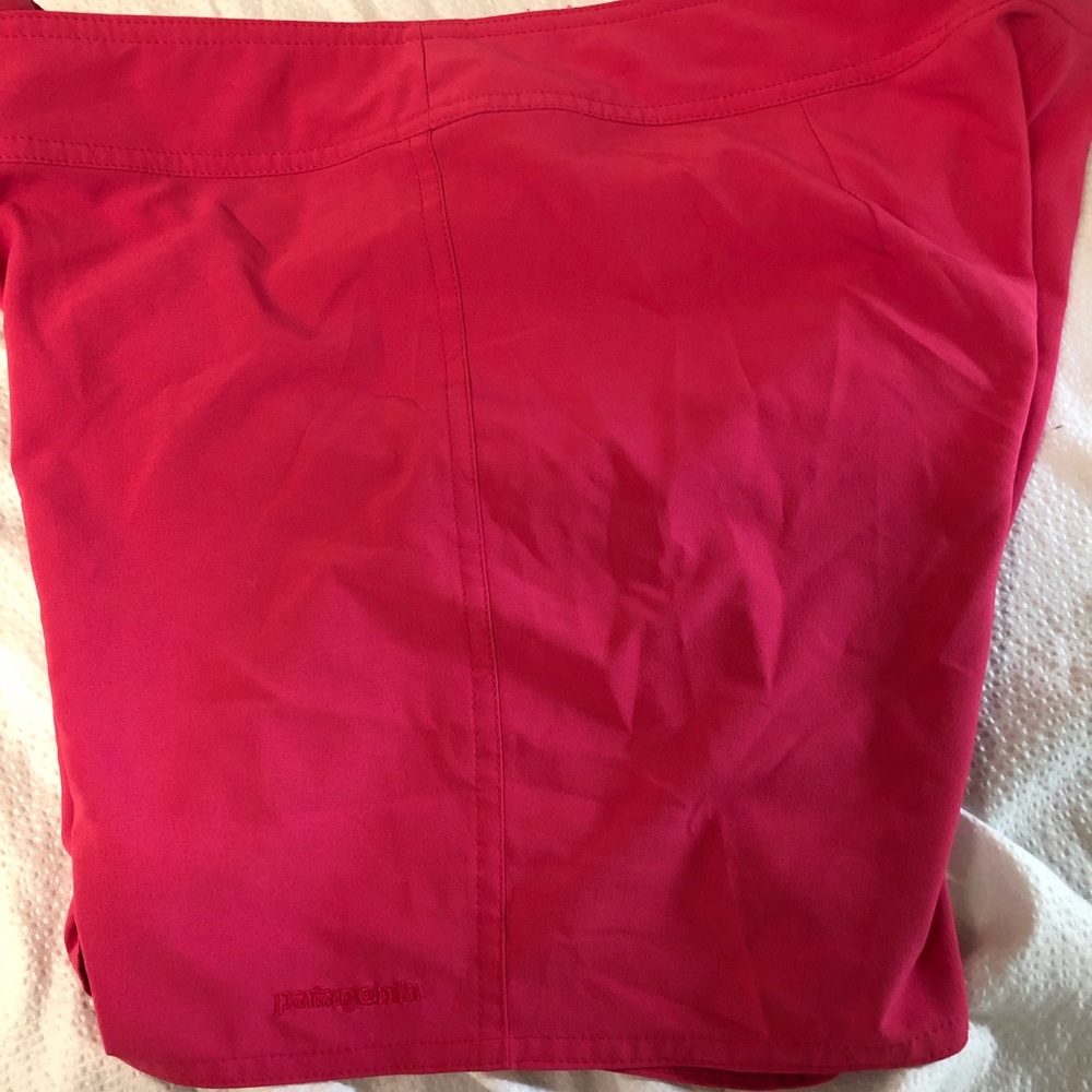 Patagonia Women’ Fuchsia Pink Shorts. - Picture 4 of 7